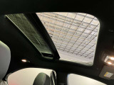 パノラミックルーフで明るい車内と開放感あるドライブをお楽しみいただけます。