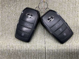 手荷物が多いときでも、スマートキーをバッグやポケットに携帯していれば、キーを取り出すことなくドアの解錠・施錠ができます