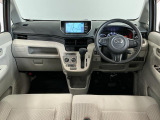 【インパネ】運転のしやすさを最優先に設計された見晴らしの良いフロントビュー。車両間隔が掴みやすく狭い道でも安心♪「安全」と「品質」を最優先に、安心してお乗りいただけるクルマを提供いたします。