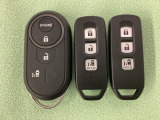 スマートキー付きですからドアロックの開閉およびエンジンスタートが楽々です。電動スライドドアの開け閉めもボタンで操作できます。加えて、純正リモコンエンジンスターター用の操作キーもついています。