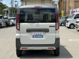 リヤバンパーに内蔵された音波センサーで後方の障害物を検知。駐車場などでのうっかり事故を予防します。