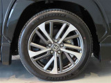 純正のアルミホイール装着車です。タイヤサイズは225/50R18です。