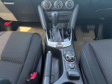 オートマチックトランスミッションにはSKYACTIV-DRIVE 6ATが採用されています。走行モードを切り替えることができるドライブセレクションを装備。峠道や高速道路の合流・追い越し時にお使いください。