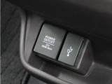 ◆USBチャージャー、12Vの電源ソケット◆使いやすい場所に装備されています。
