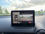 オプション装着の360&deg;ビューモニターでは、両サイドとフロント、バックカメラの合成で、あたかも上空から見下ろした様に周囲を確認して頂けます。駐車場だけでなく、T字路等でも活躍のアイテムです。