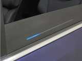 触れずに開閉の楽しい機能、ジェスチャーコントロール・パワースライドドア搭載です!センサー部分に手を近づけジェスチャー操作を行うと、車両に触れることなく開閉できます。