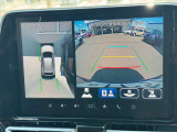 見えない場所を映し出すメーカー純正の全方位モニターです!縦列駐車で便利な「俯瞰映像」や狭い道でのすれ違いで役立つ「助手席側のサイド映像」など視点を切り替えて表示し、ドライバーの視界をサポートします!