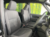 運転席まわりには十分なスペースがあり、大柄な方でもゆったり運転していただける環境です。
