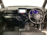 車内は光触媒抗菌消臭施工済です。スタイリッシュなデザインでスポーティなインパネ周りを演出します。グローブボックスやカップホルダーのほかにトレーなどたくさんの収納スペースが付いています。