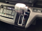 インパネシフトを採用しているので、前席の足元も広々としています。運転席と助手席の行き来もスムーズです!