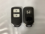 スマートキーを装備しています。鍵を差し込むことなくドアロックの開け閉めと、スタートボタン操作でのエンジンスタートができます。スペアキーも同じものを用意しております。