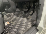 内装工程では、中古車を気持ちよくお乗りいただけるよう清掃しております。