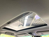 【サンルーフ】ボタンひとつで開閉可能!開放感たっぷりのサンルーフが装着されています!車内に明かりを取り入れたり景色を楽しむ以外にも、よどみがちな車内の空気も簡単に換気できて快適です!