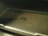 【ワイヤレスデバイスチャージング】置くだけでスマートフォンを充電することが出来ます。インテリアに溶け込んでおり、ラグジュアリーな雰囲気を損なうことはありません。
