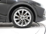 タイヤサイズは(225/45R21)で純正アルミホイールです。