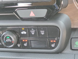 運転席と助手席はシートヒーター付きです。