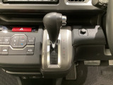 CVT車のセレクトレバーです。低速から高速まで、変速ショックのないスムーズな走りを実現するとともに、エンジン効率のよい領域を維持することで燃費にも貢献します。