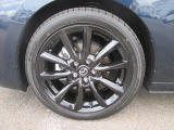18インチ純正アルミホイールを装備。タイヤサイズは215/45R18となります。