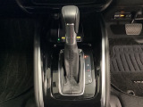 CVT車のセレクトレバーです。低速から高速まで、変速ショックのないスムーズな走りと、エンジン効率のよい領域を維持して燃費にも貢献します。サイドブレーキはスイッチ操作の電子制御パーキングブレーキです。