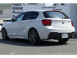 1961年から採用し続けている【ホフマイスターキンク】後席のウィンドウモール後方が斜め上に跳ね上がり、折り返して天井へと進んでいくデザインです。受け継がれるデザインアイコンの一つです。