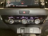 オートエアコンがついてますので、お好みの温度をセットするだけで風の強さや風量を自動で調整します。スイッチやダイヤル類も簡単操作で快適に過ごせます。
