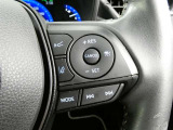ステアリングスイッチでクルーズコントロール機能の操作ができます。長距離の高速走行時の疲労軽減や燃費に役立ちます。