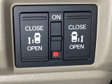 リアドアは乗り降りに便利な両側電動スライドドアです。また運転席に座っていながらスイッチ操作で自在にスライドドアを開け閉めできます。