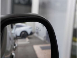 【ブラインドスポットモニター】走行中、ドアミラーの死角になりやすい箇所に後続車が接近するとサイドミラーのレンズに警告を表示。ドライバーに注意喚起をしてくれます。