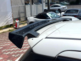 【大型リヤスポイラー】スポーツカーらしさがグッと引き立つ大型リヤスポイラーを装着♪高速走行時のスタビリティ(走行安定性)向上に役立ちます。