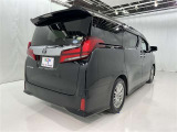 広々とした車内空間に優れた燃費性能。更にデザインも上質で人気のお車です!