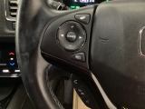 ステアリング左手側にオーディオ関連のコントロールスイッチを配置しています。操作時は視線を逸らすことなく運転に集中できます。