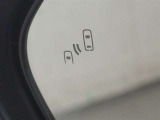 隣車線を走る車両をレーダーで検知し、ドアミラーでは確認しにくい後側方エリアに存在する車両に加え、急接近してくる車両も検知します。車両を検知するとドアミラーに搭載されたLEDインジケーターが点灯します。