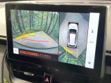 【パノラミックビューモニター】専用のカメラにより、上から見下ろしたような視点で360度クルマの周囲を確認することができます☆死角部分も確認しやすく、狭い場所での切り返しや駐車もスムーズに行えます。