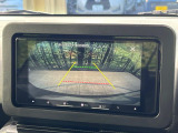 【バックカメラ】駐車時に後方がリアルタイム映像で確認できます。大型商業施設や立体駐車場での駐車時や、夜間のバック時に大活躍!運転スキルに関わらず、今や必須となった装備のひとつです!