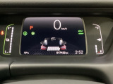 デジタル表示のスピードメーターとタコメーター、燃費やオドメーターなどの表示の他に、ホンダセンシング機能などの表示もできる多機能なマルチインフォメーション・ディスプレイです。