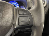 ステアリングスイッチ付きで、運転中に視線を前に向けたまま操作できます。
