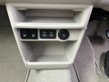 運転席と助手席シートには寒い日に重宝するシートヒーターを装備!スマホなどの充電やカーアクセサリーへの給電に便利なUSB充給電用ソケットを装備!