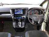 運転席周りのレイアウトをご覧ください。ナビゲーションが綺麗に装着されすっきり収まってますね!