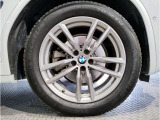 【BMWアロイホイル】軽量かつ強度に拘ったアロイホイル。走行性能ポテンシャルを引き出す設計。車の足元を引き締めてくれる大きなポイントはアロイホイルです。