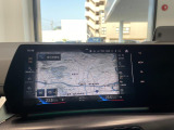 BMWのナビゲーションは操作性も良く、詳細な地図情報と交通状況を見やすく表示し、快適なドライビングをサポートしながら目的地までナビゲートします。