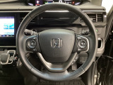 ハンドルにHondaセンシング系のクルーズコントロールやレーンキープアシストなどのスイッチと、オーディオの操作スイッチが装備されています。ハンドルから手を離さず安全に操作できます。
