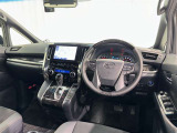 運転席まわりです。 各操作スイッチは使いやすい位置に配置されてます。