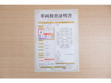 【車輌検査証明書】店頭にてクルマの状態が一目で分かる検査証明書を公開中。トヨタ認定検査員が厳しく査定し、状態を点数と図解で表示しています。修復歴はもちろん、傷やヘコミの箇所や程度がご確認いただけます。