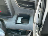 運転席にドリンクホルダーが付いてとっても便利です。!!!