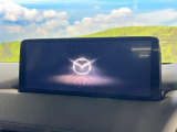 【10.25インチマツダコネクト】車内の雰囲気にマッチした大型ディスプレイ。スマホ接続でのナビ使用やBluetooth再生等、様々な機能が楽しめます。直感的なダイヤル操作が可能で、使い勝手も良好です。