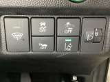 ハンドルの右側にはヘッドライトレベライザーとHondaセンシング用のメインスイッチがついています。ヘッドライトレベライザーは道路状況や積荷の加重に応じてライトの高さを調節できます。