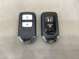 スマートキーを装備しています。鍵を差し込むことなくドアロックの開け閉めと、スタートボタン操作でのエンジンスタートができます。スペアキーも同じものを用意しております。