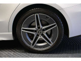 メルセデスの認定中古車「サーティファイドカー」では、万一お車が故障した場合も、ご購入後1年間もしくは2年間※は走行距離にかかわらずメルセデス・ベンツ正規サービスネットワークで無料修理いたします