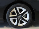 純正のアルミホイール装着車です。タイヤサイズは215/45R17です。