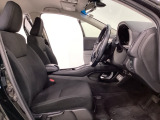 広い足元にゆったり座れるシートには肘掛けも装備しており長距離の運転でも疲れにくくなってます。女性でも運転がしやすいように、シートの高さ調整機能(シートリフター)がついています。